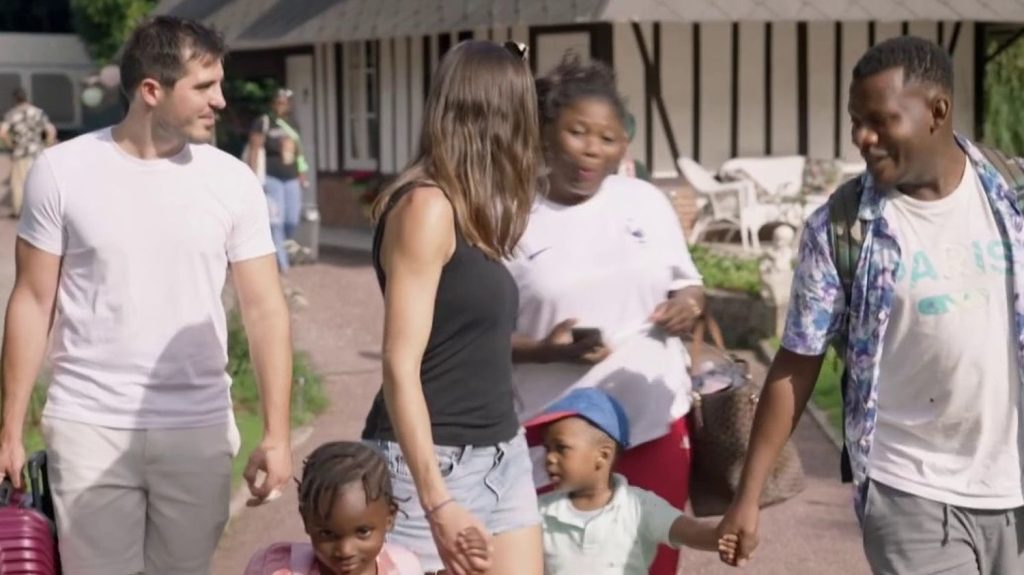Normandie : un refuge dédié aux femmes victimes de violences
En Normandie, une famille fait preuve de solidarité en logeant et en proposant des activités à des mères de familles victimes de violences, qui viennent vivre dans ce logement et dans des immeubles inoccupés avec leurs enfants.