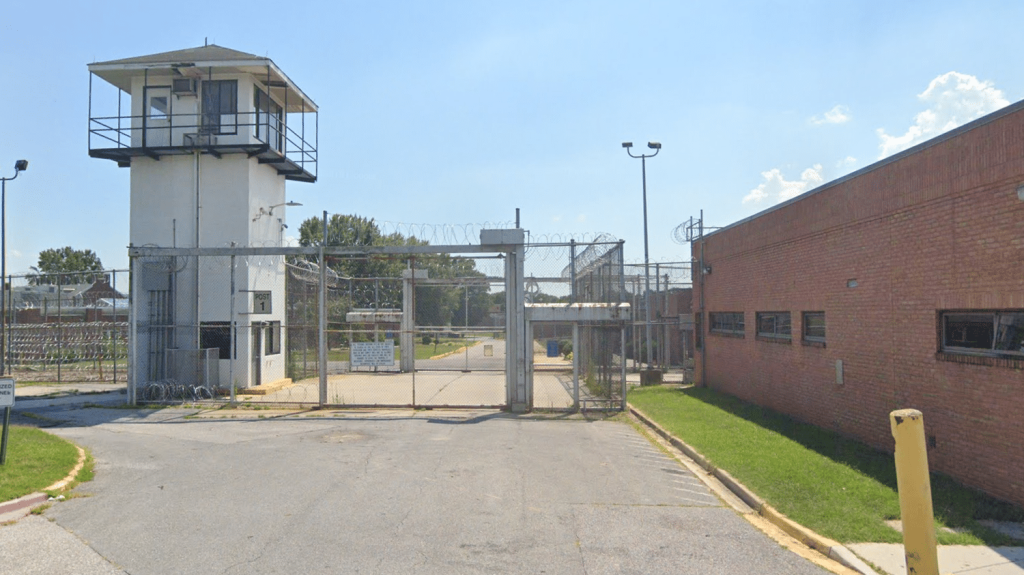 États-Unis : dans une prison, des détenues apprennent à réparer des voitures grâce à la réalité virtuelle
Dans la prison pour femmes de Jessup, au nord de Washington, les détenues se forment à la mécanique automobile avec des casques de réalité virtuelle, une étape vers leur réinsertion.