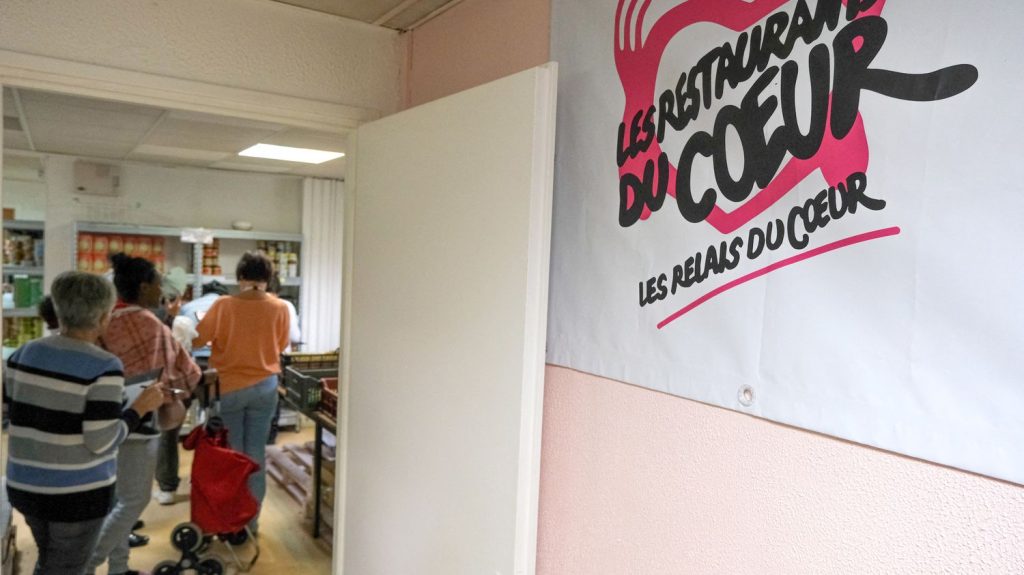 Restos du cœur : la bénévole Colombe finalement réintégrée, après une polémique sur son soutien au RN
Elle disait avoir reçu un appel de l'association après avoir exprimé son désespoir, en marge d'un meeting de la formation politique d'extrême droite.