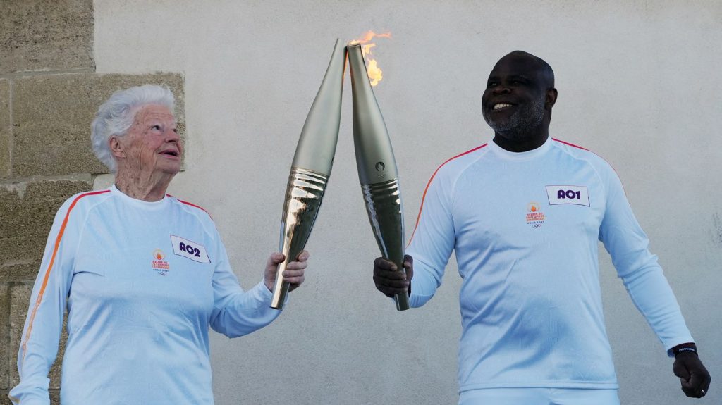 Reportage
Jeux de Paris 2024 : à Marseille, les premiers relayeurs de la flamme olympique avaient "le cœur qui battait fort"
Les choses sérieuses ont commencé à Marseille, jeudi, avec les premières foulées du relais de la flamme. Destination finale : Paris et la cérémonie d'ouverture des JO, le 26 juillet.