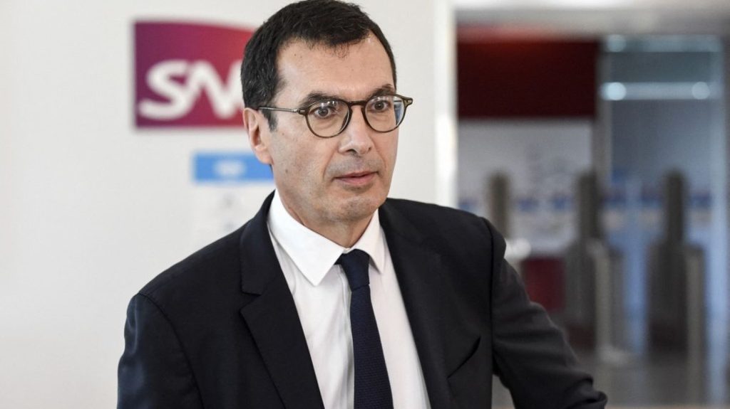 SNCF : trois questions sur le remplacement du PDG Jean-Pierre Farandou, annoncé par le gouvernement
Jean-Pierre Farandou sera remplacé à ses fonctions à l'issue des Jeux olympiques et paralympiques de Paris. La décision, annoncée mardi par le gouvernement, fait polémique.