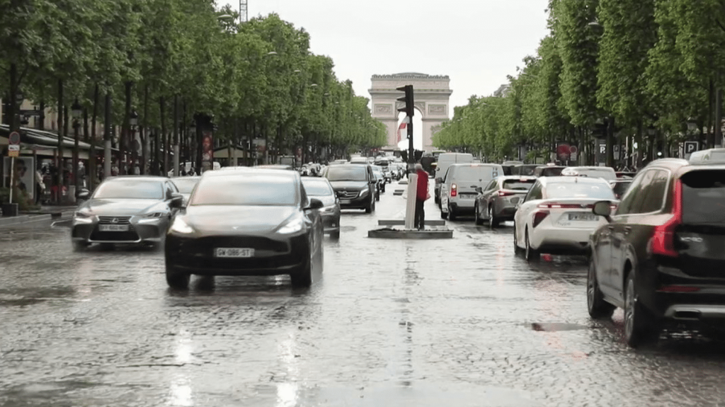 Paris : à quoi ressembleront les Champs-Élysées après la rénovation ?
La plus belle avenue du monde va se refaire une beauté. Un projet pour réenchanter les Champs-Élysées été remis à la mairie de Paris, lundi 27 mai, pour rendre l’avenue aux piétons et pour en faire un espace plus vert.