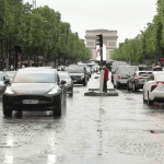 Paris : à quoi ressembleront les Champs-Élysées après la rénovation ?
La plus belle avenue du monde va se refaire une beauté. Un projet pour réenchanter les Champs-Élysées été remis à la mairie de Paris, lundi 27 mai, pour rendre l’avenue aux piétons et pour en faire un espace plus vert.