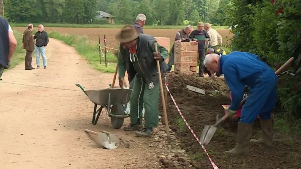 Saône-et-Loire : des retraités rénovent le patrimoine de leur commune
Un groupe de copains retraités a décidé de rénover le patrimoine de leur commune en Saône-et-Loire. Ils sont tous du métier et font cela bénévolement.