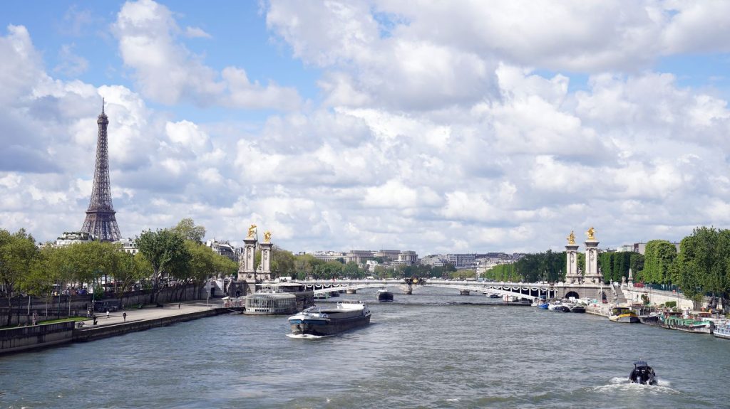 Paris 2024 : pourquoi la répétition de la cérémonie d'ouverture des JO est de nouveau reportée (et pourquoi ce n'est pas grave)
À tout juste 60 jours du coup d'envoi des Jeux olympiques, un nouveau test de la cérémonie d'ouverture sur la Seine, prévu lundi matin, a été reporté. Cela avait déjà été le cas le mois dernier. Faut-il s'en inquiéter ?