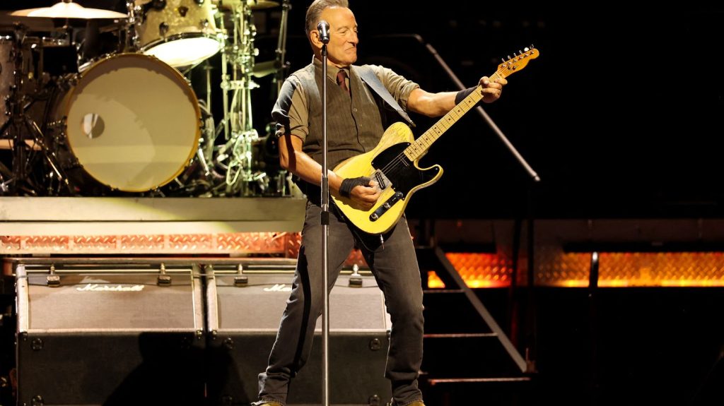 Le concert de Bruce Springsteen à Marseille reporté en raison d'une "extinction de voix"
Le chanteur américain avait annoncé en septembre dernier le report en 2024 de ses concerts prévus aux Etats-Unis afin de se "rétablir d'un ulcère" gastrique.