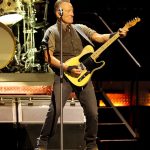 Le concert de Bruce Springsteen à Marseille reporté en raison d'une "extinction de voix"
Le chanteur américain avait annoncé en septembre dernier le report en 2024 de ses concerts prévus aux Etats-Unis afin de se "rétablir d'un ulcère" gastrique.