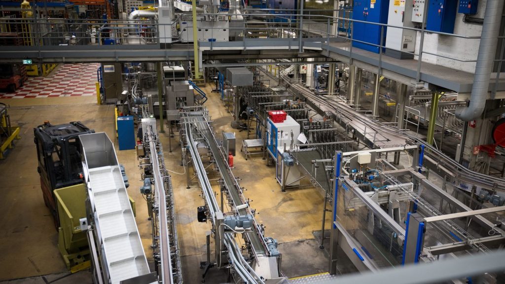 La production reprend sur le site d'embouteillage de Volvic, deux jours après un incendie d'origine criminelle
L'entreprise salue "la mobilisation exceptionnelle des salariés", alors qu'une enquête est en cours pour identifier les auteurs du sinistre.