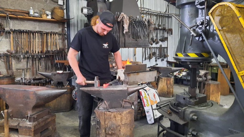 Reportage
Notre-Dame de Paris : dans une ferronnerie du Calvados qui participe à la restauration de la croix du chevet
Près de 1 000 heures de travail ont été nécessaires à sa restauration, dans l'atelier Fer Art Forge, qui emploie cinq salariés. Si la croix a été sauvée, la plupart de ses ornements en plomb ont fondu lors de l’incendie, ils ont donc été restitués.