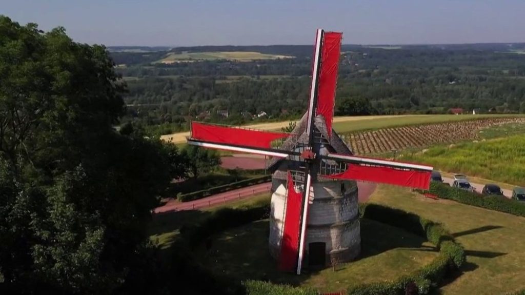 Somme : un moulin en ruines restauré par des bénévoles
Dans la Somme, les habitants d'un village ont racheté un moulin tombé en ruines afin de le restaurer. Ils souhaitaient remettre leur patrimoine à l'honneur.