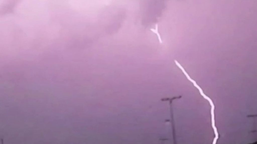 Orages : quels sont les risques causés par la foudre ?
Jeudi 23 mai, de nombreux impacts de foudre ont été recensés dans le Nord et dans le Pas-de-Calais, causant la mort d'un homme sur un terrain de football.