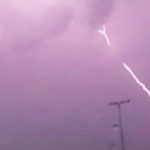 Orages : quels sont les risques causés par la foudre ?
Jeudi 23 mai, de nombreux impacts de foudre ont été recensés dans le Nord et dans le Pas-de-Calais, causant la mort d'un homme sur un terrain de football.