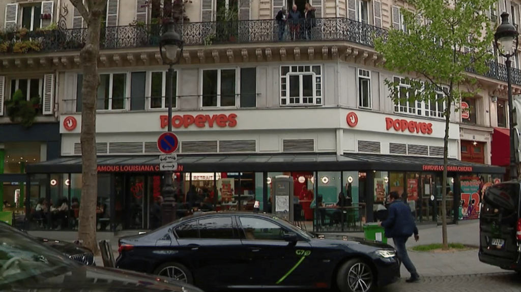 Restauration rapide : la fronde de riverains contre certains établissements
Avoir un fast food près de chez soi peut virer au calvaire si les odeurs de friture et les consommateurs bruyants envahissent la rue. Des habitants se mobilisent pour éjecter ces restaurants de leur résidence.