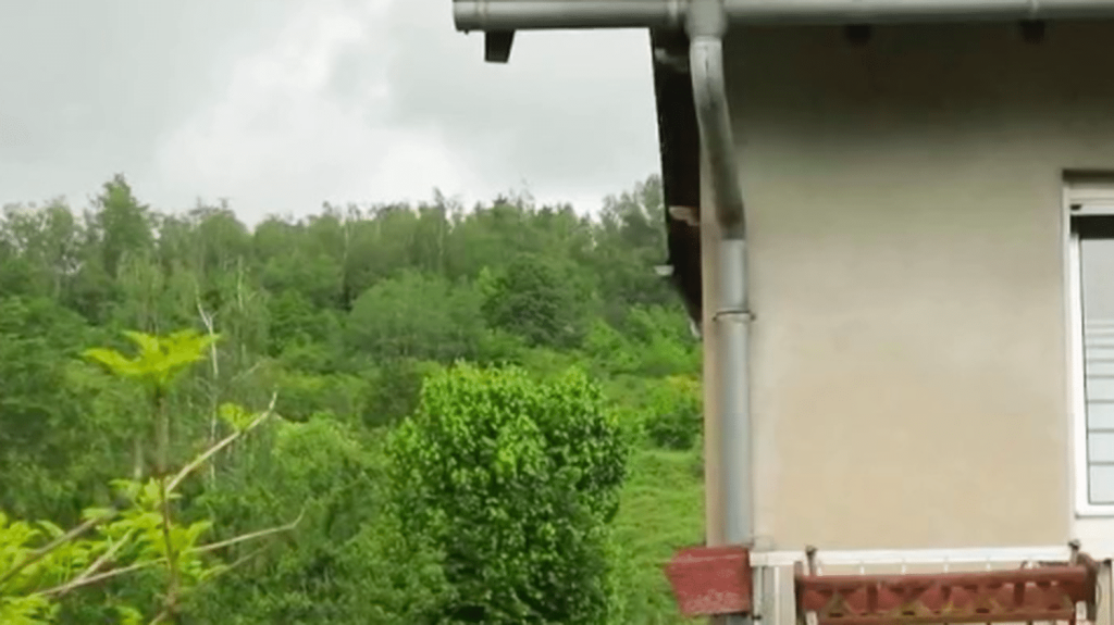 Moselle : dans les maisons penchées de Rosbruck, l'Etat pointé du doigt pour défaillance
Dans cette commune, le sol s'est affaissé après des décennies d'exploitation de mines de charbon. Si l’État a été condamné à verser plus de 3 millions d’euros à une trentaine de sinistrés, pour beaucoup de propriétaires le compte n'y est pas.