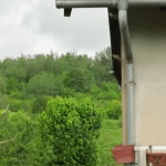 Moselle : dans les maisons penchées de Rosbruck, l'Etat pointé du doigt pour défaillance
Dans cette commune, le sol s'est affaissé après des décennies d'exploitation de mines de charbon. Si l’État a été condamné à verser plus de 3 millions d’euros à une trentaine de sinistrés, pour beaucoup de propriétaires le compte n'y est pas.