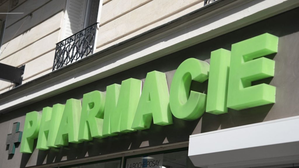 "Il faut s'accrocher" : rattrapés par le smic, les salariés des pharmacies d'officine tentent de se faire entendre
Alors que le gouvernement veut "désmicardiser" la France et que le travail paie mieux, l’exécutif a mis la pression sur certaines branches professionnelles, dans lesquelles les grilles de salaires ne bougent pas, ou trop peu.