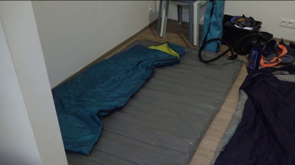 Nouvelle-Calédonie : des salariés dorment dans leur entreprise
Face à la situation tendue en Nouvelle-Calédonie, certains salariés préfèrent rester dormir dans leur entreprise, pour, entre autres, protéger leurs outils de travail.