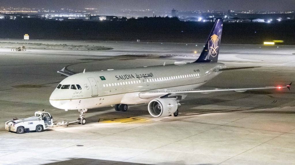 Aéronautique : la compagnie aérienne Saudia commande 105 avions à Airbus
L’opérateur public aérien d’Arabie saoudite, le groupe Saudia, va acheter pour 19 milliards d’euros d’avions européens.