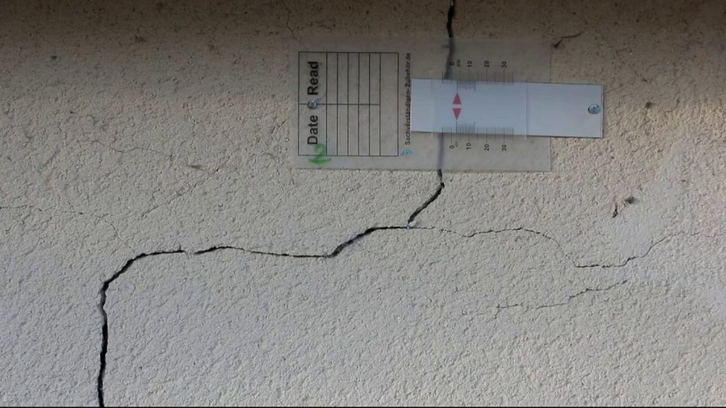Sécheresse : des habitations fissurées en danger
La sécheresse met en péril certaines habitations. 20 millions de Français seraient exposés aux risques des fissures. Le phénomène touche de plus en plus de zones où les sols sont argileux.