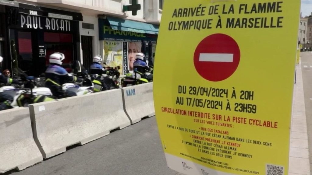 Paris 2024 : un important dispositif de sécurité à Marseille avant l'arrivée de la flamme
Les Jeux olympiques commencent mercredi 8 mai, car la flamme débarque en France. 150 000 personnes sont attendues sur le Vieux-Port de Marseille dans les Bouches-du-Rhône, et un important dispositif de sécurité se met en place.