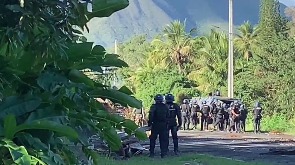 Émeutes en Nouvelle-Calédonie : une septième personne est décédée
Jeudi 23 mai, deux policiers ont été pris à partie par une quinzaine d'individus alors qu'ils circulaient à Dumbéa, en Nouvelle-Calédonie. L'un des agents a riposté, tuant un émeutier de 48 ans, a annoncé vendredi le procureur de la République.
