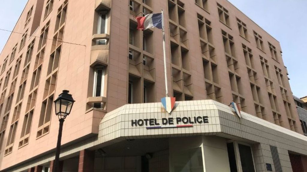 Quatre personnes en garde à vue, dont trois mineurs, après qu'une femme a été menacée et séquestrée pendant plusieurs heures à Toulon
Les quatre suspects doivent être présentés mardi à un juge, a indiqué le parquet à France Bleu Provence.