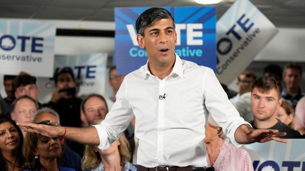 "Un gadget pour faire la une des journaux" : l'idée de Rishi Sunak d'un service national pour les 18 ans ne fait pas l'unanimité en Grande-Bretagne
Le Premier ministre britannique a fait de cette annonce sa première promesse de campagne en vue des élections générales qui auront lieu le 4 Juillet. En retard de 20 points dans les sondages, le conservateur veut donner le tempo, quitte à surprendre voire à contrarier jusque dans ses rangs.