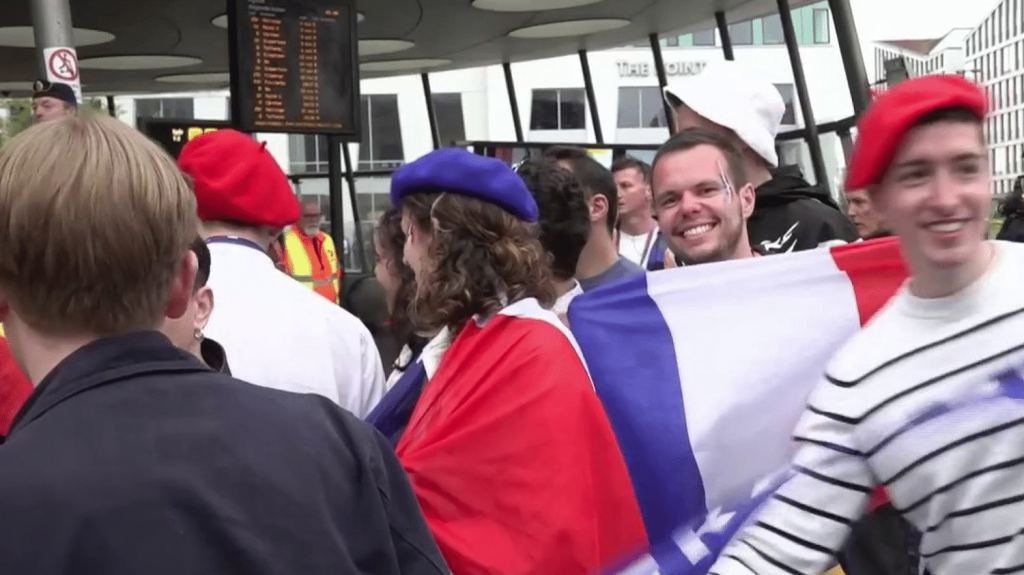 Eurovision 2024 : les fans de Slimane donnent de la voix en Suède
La finale de l’Eurovision aura lieu samedi 11 mai en Suède. Slimane, qui représentera la France, a déjà pu présenter son titre "Mon amour". Ses supporters sont déjà sur place.