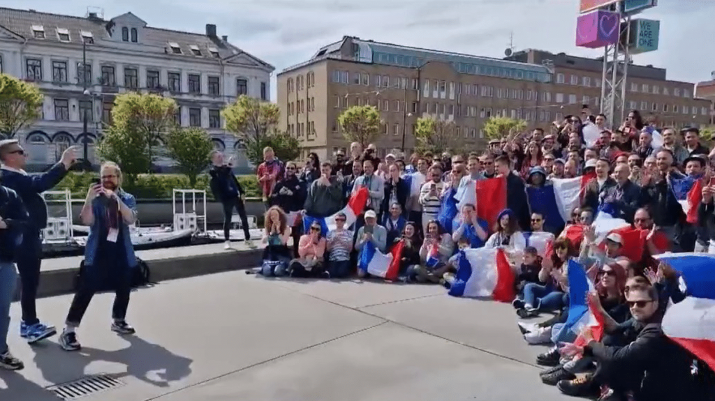 Eurovision 2024 : de nombreux fans français seront présents pour soutenir Slimane
La finale de l’Eurovision se déroulera samedi 11 mai en Suède. Les espoirs français reposent sur le chanteur Slimane, beaucoup de fans français ont fait le déplacement.