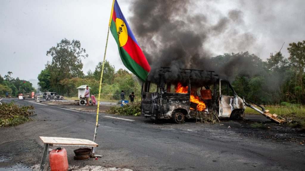 Crise en Nouvelle-Calédonie : "Ce qu'on voit c'est que la gendarmerie essaye de contrôler étroitement l'ouverture du feu", souligne le sociologue Sébastian Roché
Le sociologue compare la gestion des émeutes calédoniennes à celle qui avait entouré les émeutes après la mort de Nahel en 2023.