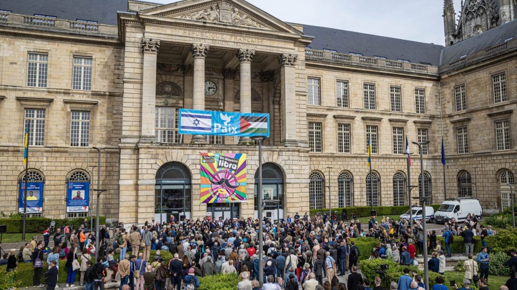 Reportage
Synagogue de Rouen : plusieurs centaines de personnes réunies pour condamner la tentative d'incendie et afficher leur solidarité avec la communauté juive
Le maire de la ville, Nicolas Mayer-Rossignol (PS) avait appelé à un "rassemblement républicain" devant l'hôtel de ville de Rouen (Seine-Maritime).
