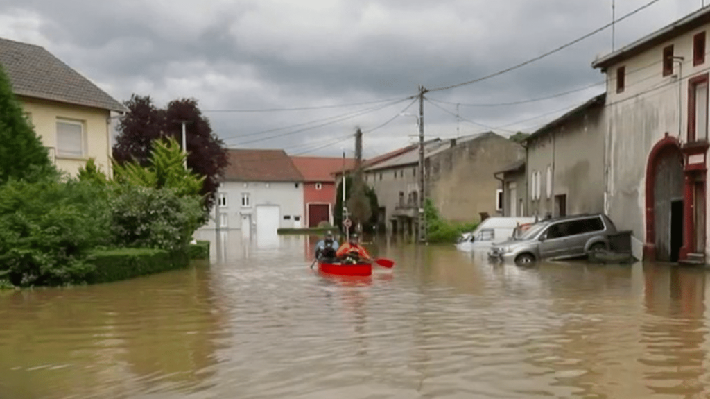 Crues : la solidarité en faveur des sinistrés en Moselle
En Moselle, la décrue a commencé sur la Nied, samedi 18 mai, mais sera lente. Plusieurs maisons ont été inondées. Parfois, les voisins se sont organisés pour prêter assistance aux sinistrés. Reportage à Filstroff.
