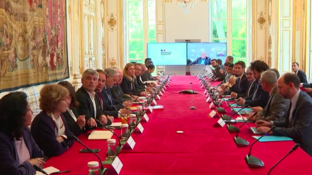 Émeutes en Nouvelle-Calédonie : une réunion à Matignon pour la sortie de crise
Face à la vague de violence qui touche la Nouvelle-Calédonie, quelles sont les solutions politiques ? Une réunion a eu lieu en ce sens à Matignon, dans la soirée du vendredi 17 mai.
