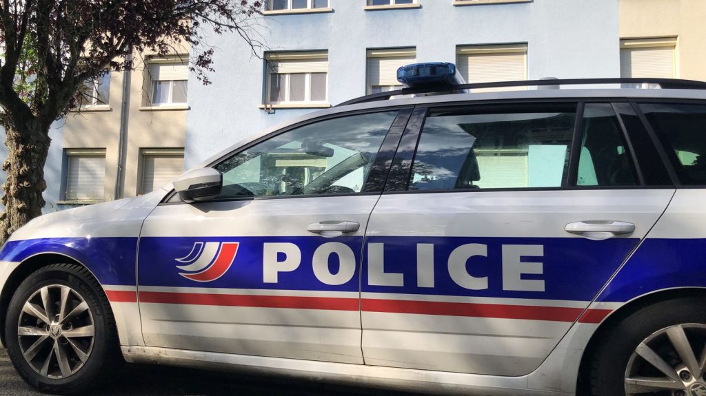 Un quadragénaire placé en garde à vue dans le Val-de-Marne, soupçonné d'avoir tué un homme de 79 ans à Saint-Maur-des-Fossés
D'après les premiers éléments de l'enquête, "la victime aurait été agressée alors qu'elle se rendait dans un foyer pour récupérer un panier alimentaire" jeudi en milieu de journée, selon le parquet.