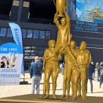Statue de Bernard Tapie au Vélodrome : "Ce sera magnifique d’inaugurer ce monument un jour de match OM-PSG", espère Laurent Tapie
Le fils de l'ancien président de l'OM a annoncé avoir atteint le montant de la souscription pour cette œuvre qui sera inaugurée "dès la fin de l’année" "devant l'entrée principale" du stade.