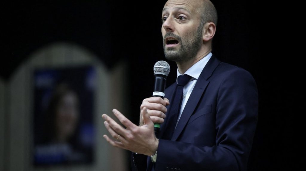 Fonction publique : la suppression des catégories A, B et C est "sur la table", selon le ministre Stanislas Guerini
Parmi les autres propositions, Stanislas Guerini a abordé, mardi, sa volonté de faciliter les licenciements dans la fonction publique, une proposition qui suscite l'ire des syndicats.