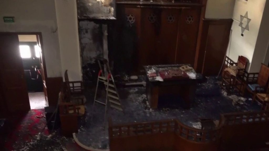 Incendie à la synagogue de Rouen : les habitants font part de leur effroi
Un individu a tenté d’incendier la synagogue de Rouen, en Seine-Maritime, vendredi 17 mai. Il a ensuite menacé d’un couteau des policiers venus l’en empêcher. L’un d’entre eux l’a abattu. Les habitants sont sous le choc.