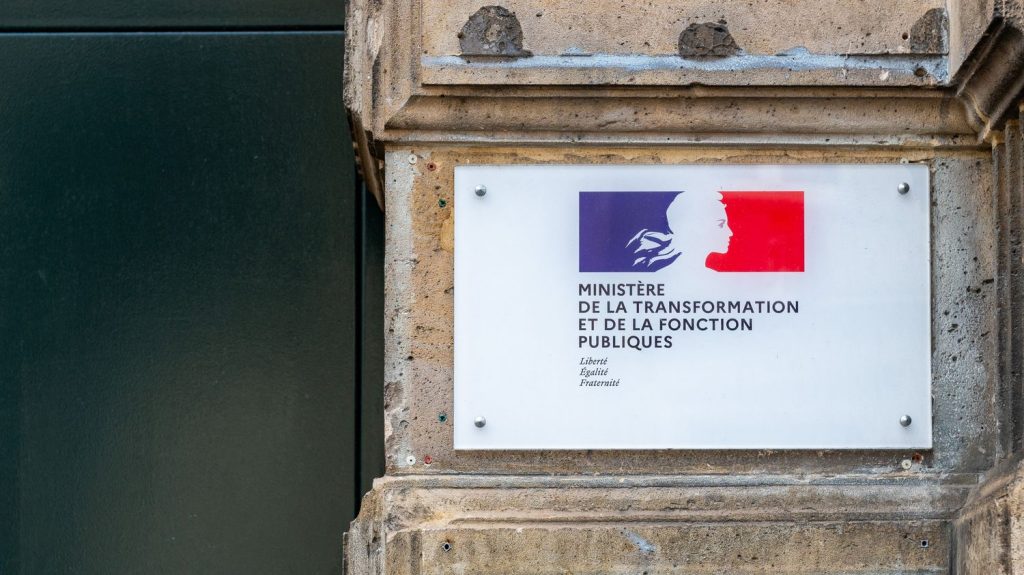 Réforme de la fonction publique : pourquoi les syndicats s'opposent au projet de loi du gouvernement
Suppression des catégories A, B, C, licenciement pour insuffisance professionnelle et économies sur les salaires sont au cœur des désaccords entre les syndicats et le gouvernement.