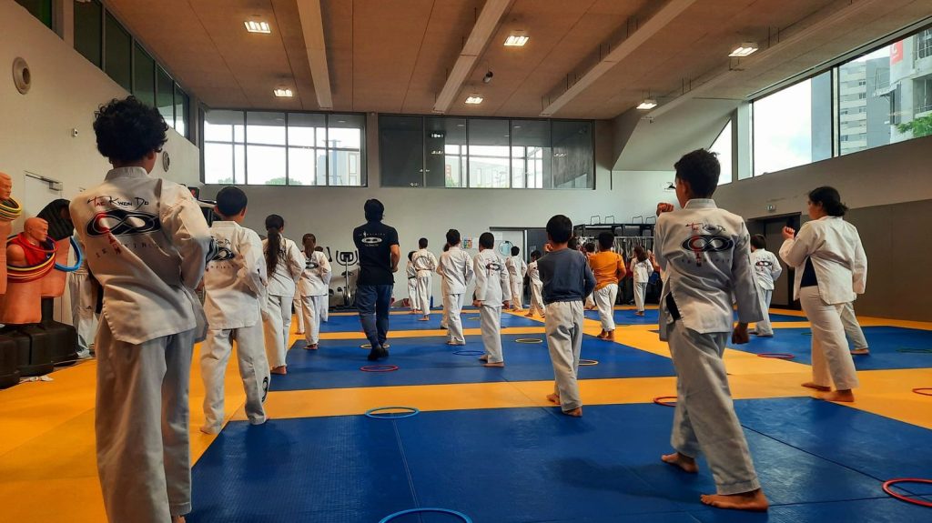 Reportage
Paris 2024 : dans les coulisses de l'usine à champions du taekwondo français à Asnières
Fait plutôt rare du sport français : trois des quatre sélectionnés de l’équipe de France de taekwondo viennent du même club, à Asnières. La ville des Hauts-de-Seine est devenue en quelques années une véritable fabrique à champions dans un sport qui ramène des médailles pour la France à chaque JO.