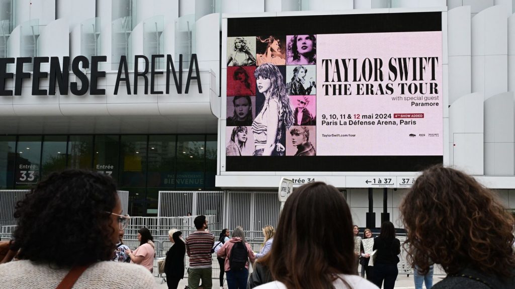 Billets de bus, réservations d'hôtels : comment la tournée française de Taylor Swift profite aux professionnels du tourisme
La star de la pop américaine commence jeudi une série de quatre concerts à Paris, avant de faire deux représentations en juin à Lyon.