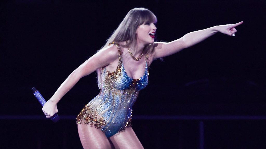 Recettes astronomiques, contact avec les fans, influence politique... Un spécialiste de la pop décrypte l'engouement planétaire pour Taylor Swift
La mégastar multiplie tous les records imaginables avec le "Eras Tour", sa sixième tournée. Alexandre Pipieri, éditorialiste pop chez Deezer, analyse les ressorts de ce succès planétaire.