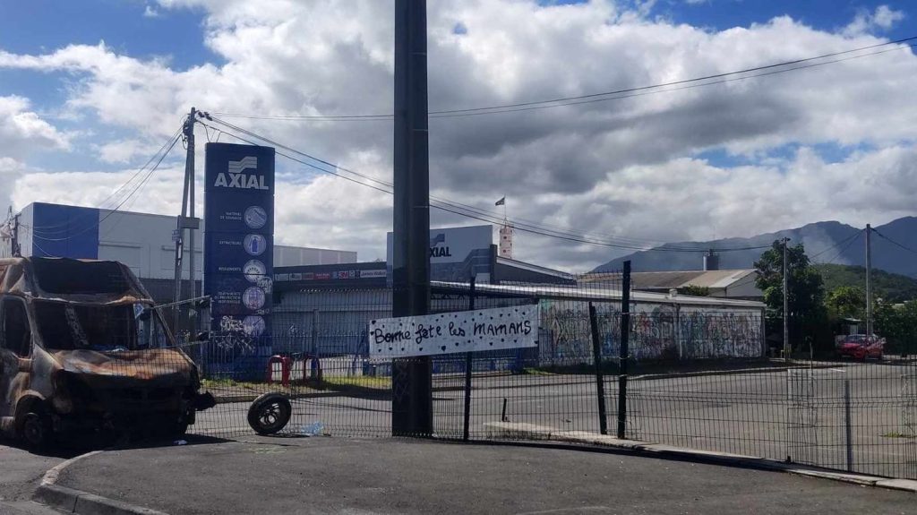 En Nouvelle-Calédonie, situation toujours à risque en ce 26 mai
Situation toujours tendue, en Nouvelle-Calédonie, malgré le déplacement express du président de la République, cette semaine sur le Caillou.
