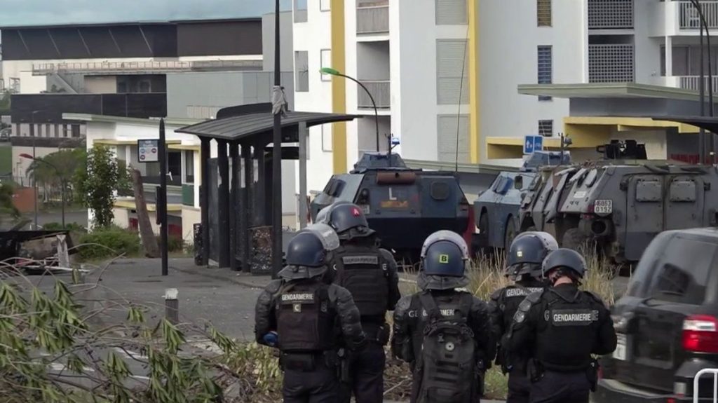 Émeutes en Nouvelle-Calédonie : les forces de l’ordre peinent à démanteler les barrages
Des vols militaires néo-zélandais et australiens ont permis l'évacuation d’habitants en Nouvelle-Calédonie. La tension reste vive, dimanche 26 mai, malgré les renforts de policiers et gendarmes.
