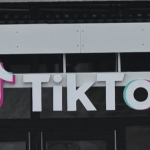 État d'urgence en Nouvelle-Calédonie : le réseau social TikTok bloqué sur l'archipel
Le gouvernement a décidé de bloquer le réseau social TikTok en Nouvelle-Calédonie. Une mesure sans précédent en France, rendue possible par la mise en place de l'état d'urgence, qui vise à éviter la diffusion d'appels à la haine et à la violence sur l'application.