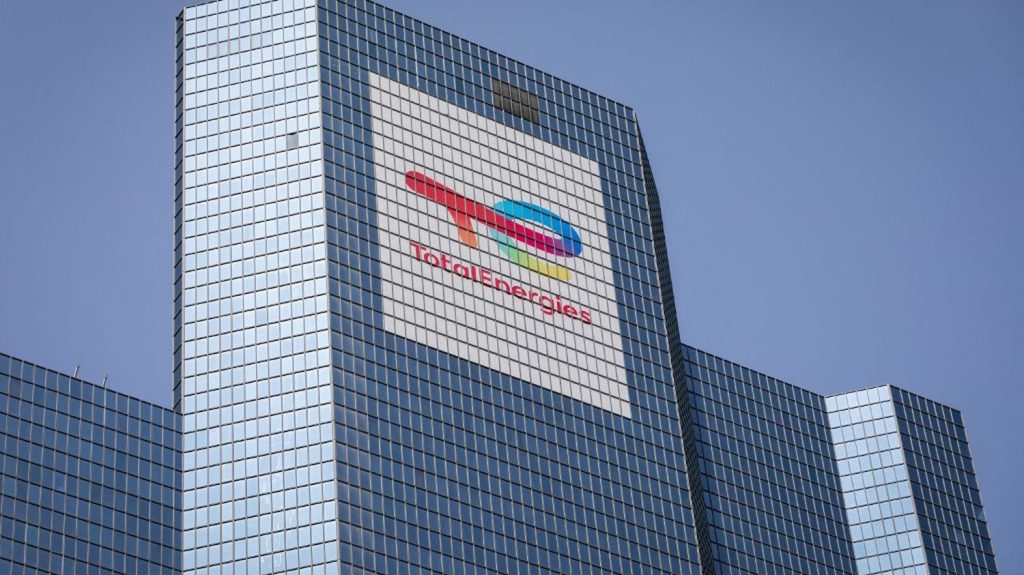 Critiquée sur son bilan carbone, TotalEnergies renonce à faire appel dans son procès contre Greenpeace
La major pétrolière avait assigné l'ONG, en 2023, pour "diffusion d'informations trompeuses" aux marchés boursiers après la publication, fin 2022, d'un rapport de Greenpeace réalisé avec un cabinet d'analyse, Factor-X.