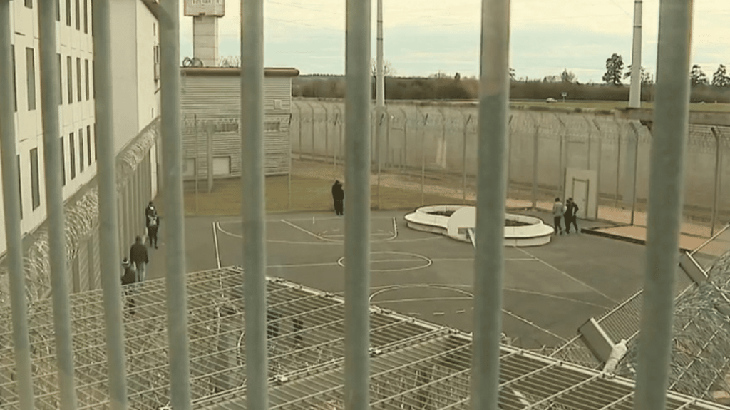 Prison : le trafic des téléphones portables est toujours plus important
En 2023, 53 000 téléphones portables ont été saisis en prison. Ils sont introduits par drones ou par les parloirs.
