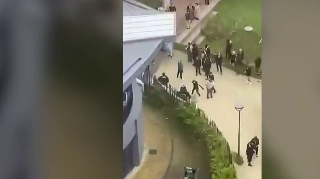 Fusillades à Sevran : trois personnes ont été tuées en deux jours
Trois personnes ont été tuées lors de deux fusillades en deux jours, à Sevran (Seine-Saint-Denis). Les enquêteurs soupçonnent que ces affaires soient liées aux rivalités entre trafiquants de drogue.