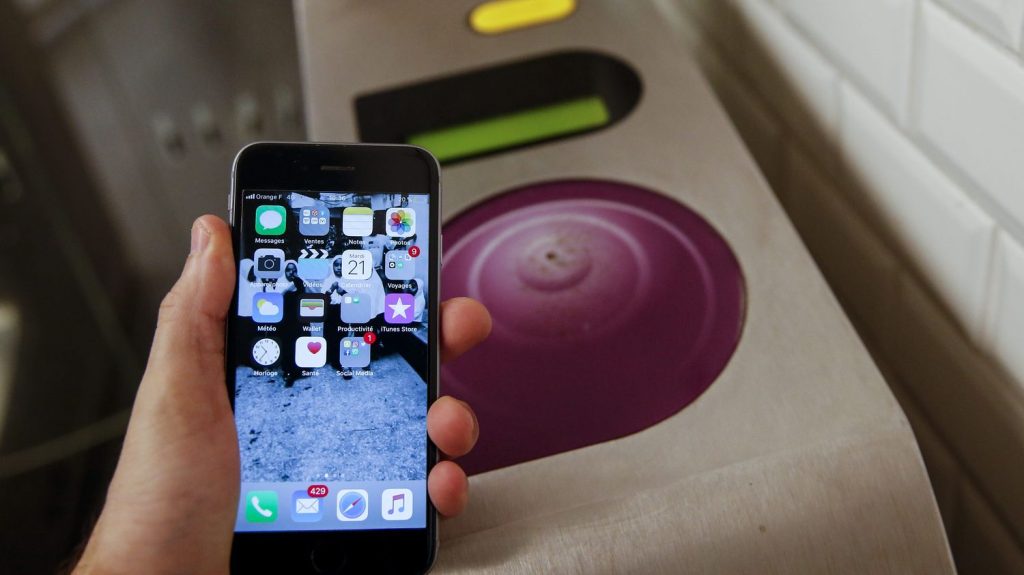 Transports : le passe Navigo et les tickets disponibles sur iPhone pour les usagers franciliens
Les usagers des transports en commun d'Ile-de-France peuvent désormais valider leur ticket avec n’importe quel téléphone portable, même un iPhone. Mais attention, seulement les tickets à l'unité ou les forfaits jour ou semaine.