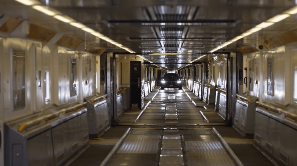 Manche : dans les entrailles d’un tunnel hors norme
La France est reliée physiquement au Royaume-Uni par le tunnel sous la Manche. Nous célébrerons lundi 6 mai les 30 ans de l’inauguration du tunnel par la reine Elizabeth II et le président François Mitterrand. Plongée dans les coulisses de ce tunnel.
