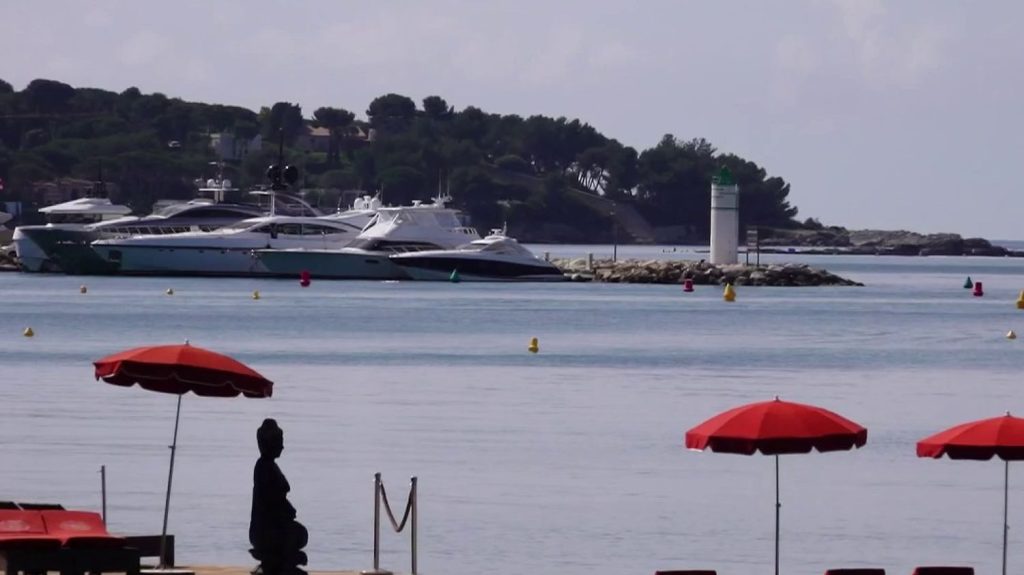 Météo : la Côte d'Azur mise sur le soleil pour attirer les vacanciers durant les ponts de mai
Les jours fériés du mois de mai incitent les Français à prendre quelques jours de vacances. Sur la French Riviera, à Nice (Alpes-Maritimes), les commerçants se préparent à l'arrivée du soleil et des touristes.